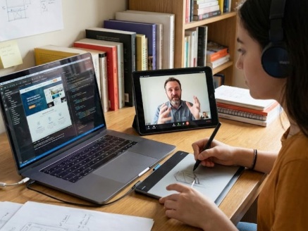 Mahasiswa belajar bersama mentor melalui meeting virtual sebagai bagian dari program Satu Magang.
