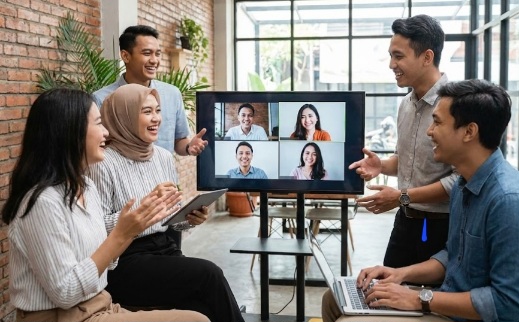 Tim Gen Z bekerja sama secara dalam suasana profesional dan kolaboratif.