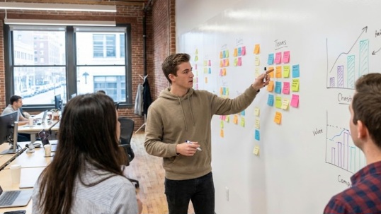 Intern menyelesaikan tantangan yang menjadi masalah bisnis melalui brainstorming.